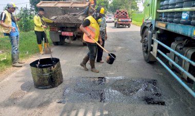 Meski Hari Libur Tim URC Tetap Lakukan Pemeliharaan Jalan