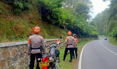 Brimob Polda Jabar Siaga 1 X 24 Jam Patroli Cek Tebing  Rawan Longsor