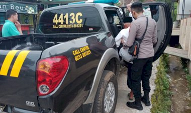 Percepatan  Vaksinasi, Polisi  Antar Jemput Lansia