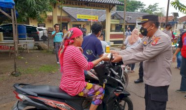 Jum’at Berkah, Polisi Bagikan Nasi Kotak dan Masker
