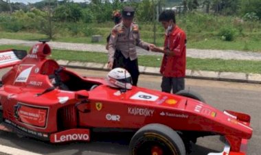 Warga Lombok Rakit Mobil Balap F1
