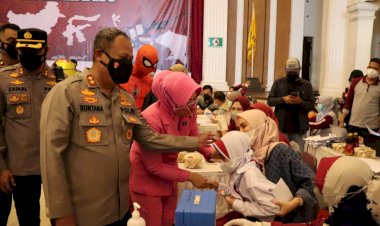 Kapolda Jawa Barat Bersama Gubernur Jabar Tinjau Lokasi Bencana Alam dan Vaksinasi