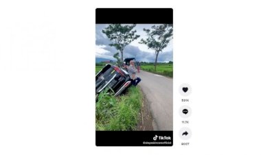 Emak-Emak Belajar Mobil, Berujung Nyungsep di Sawah.
