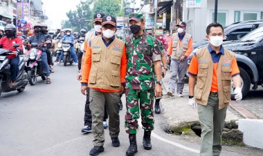Kasdam III/Slw Dampingi Kepala BNPB Pantau Pembagian Masker dan Prokes