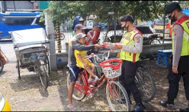 Cegah Covid-19, Polisi Bagikan Masker Kepada Sejumlah Tukang Becak