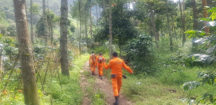 Tim SAR Gabungan Evakuasi Korban yang Hilang di Gunung Malabar