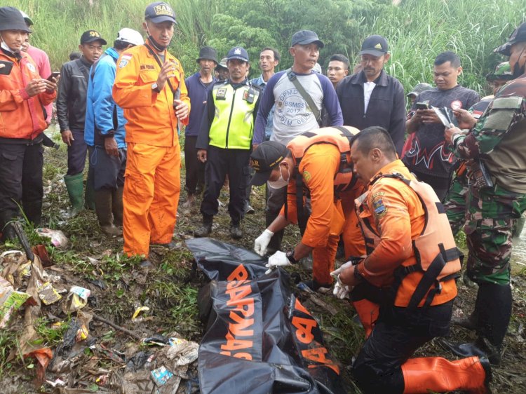 Tim SAR Gabungan Evakuasi Korban Tenggelam di Sungai Padalarang