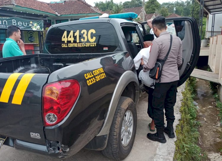 Percepatan  Vaksinasi, Polisi  Antar Jemput Lansia