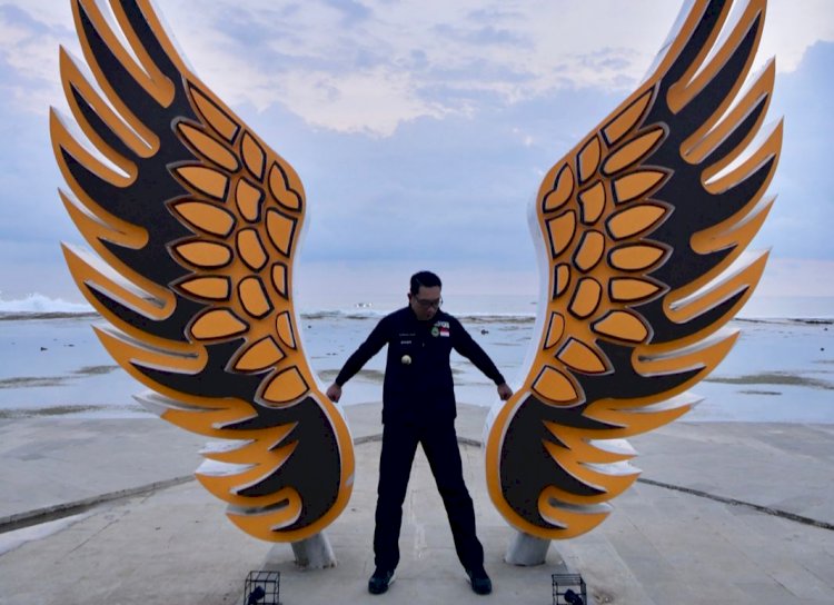 Monumen Dua Sayap Ikon Baru Pantai Sayang Heulang