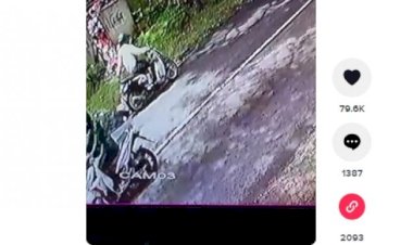 Cewek Ini Diduga Tertidur Saat Dibonceng Motor, Akhirnya...