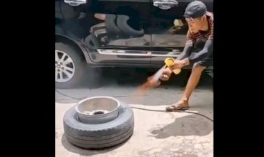Unik, Pria Ini Bagikan Trik Cepat untuk Pasang Ban Mobil