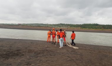 Tim SAR Gabungan Evakuasi Korban Tenggelam di Muara Cidamar, Cianjur