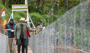Ridwan Kamil Resmikan Jembatan di Cililin