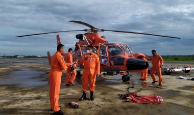 Cari KM Putra Barokah Basarnas Terjunkan Helikopter
