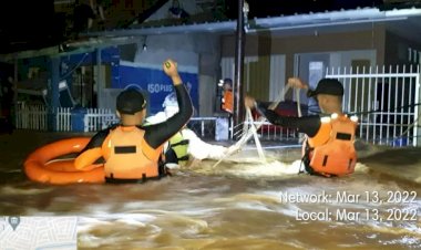 Basarnas Evakuasi Warga Korban Banjir di Rancaekek