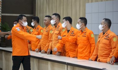 Rescuer Basarnas Bandung Ikuti Latihan SAR Beregu Teknik Pencarian dan Pertolongan di Gunung Hutan