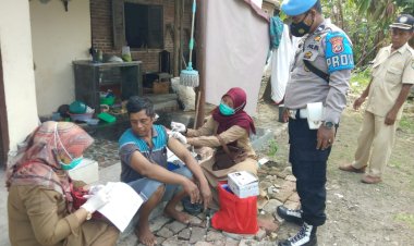 Polisi Monitoring Vaksinasi Secara Stasioner Dan Door To Door