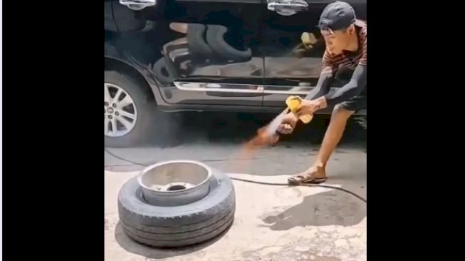 Unik, Pria Ini Bagikan Trik Cepat untuk Pasang Ban Mobil