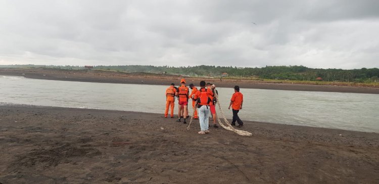 Tim SAR Gabungan Evakuasi Korban Tenggelam di Muara Cidamar, Cianjur