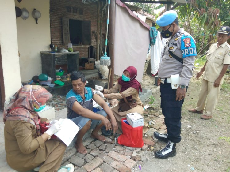 Polisi Monitoring Vaksinasi Secara Stasioner Dan Door To Door