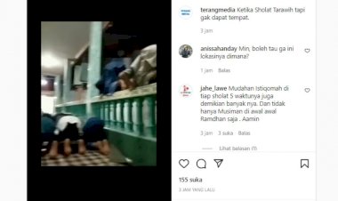 Mebludak! Jamaah Shalat Tarawih di Atas Pagar Masjid