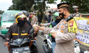 Polisi  Bagi-Bagi Takjil Kepada Masyarakat di Bulan Puasa