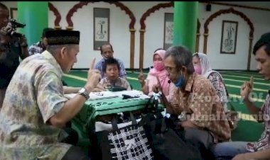 Keluarga Tionghoa Ucapkan Syahadat Jadi Mualaf