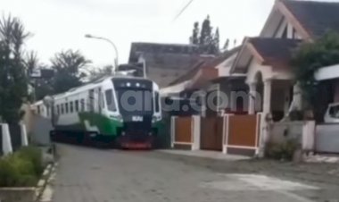 Kereta Lewat Persis Depan Rumah Warga