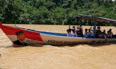 Perahu Kemanusiaan Melintas Mengantar Siswa di Sungai Berhabitat Buaya di Kab.Sukabumi