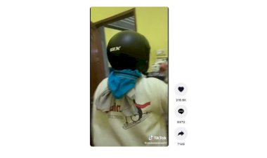 Kocak! Celana Dalam nyangkut di Helm