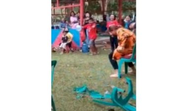 Pria Pecahkan Dua Kursi Saat Lomba Pecah Balon