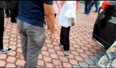 Salut! Kunjungan ke Jember, Iriana Jokowi Cuma Make Sendal Jepit