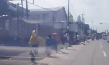 Heboh Warga Menyapu Uang dari Pemudik