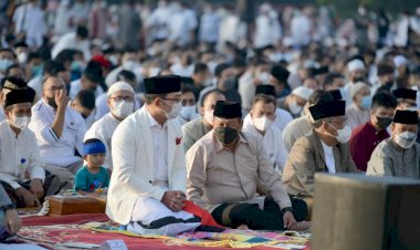 Ridwan Kamil Salat Idul Fitri 1443 H Bersama Ribuan Warga di Lapangan Gasibu Bandung