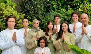 Foto Lebaran Keluarga Ahmad Dhani Bikin Netizen Salfok
