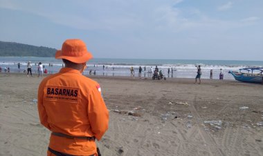 Basarnas Himbau Wisatawan di Pangandaran Lakukan Upaya Preventif