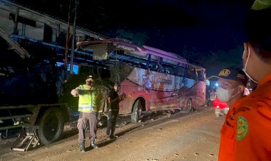 Tim SAR Evakuasi Korban Kecelakaan Bus Ciamis