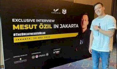 Saat Mesut Ozil Coba Minum Jamu Indonesia