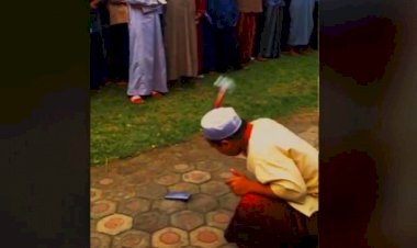 Viral Pria Diduga Pengurus Pondok Hancurkan HP Pakai Palu Besi