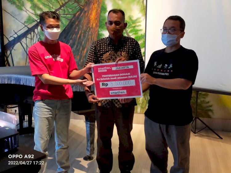 Smartfren Community Hadirkan Program Teman Pintar dan Bhakti Sosial di 22 Kota