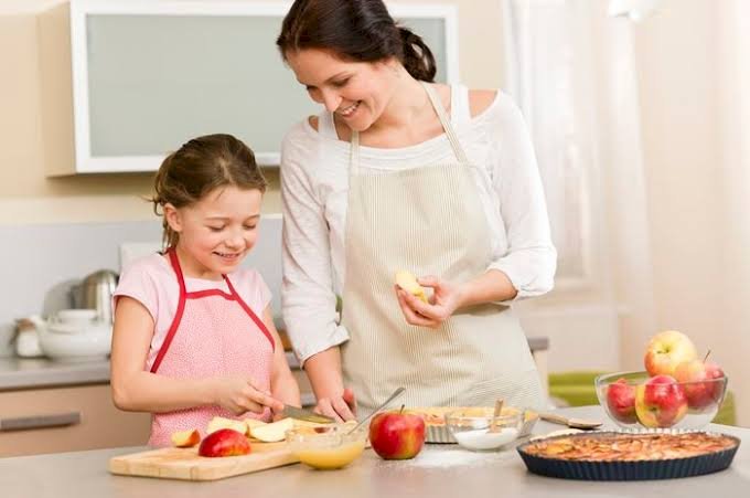 Bocah Ini Masak Untuk Ibunya