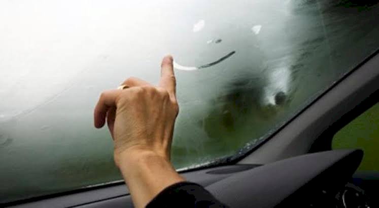 Tips Menghilangkan Embun di Mobil Saat Berkendara