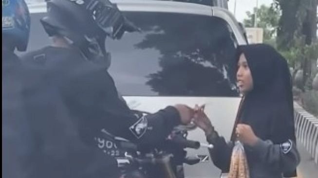 Aksi Bikers Ini Tuai Pujian Netizen