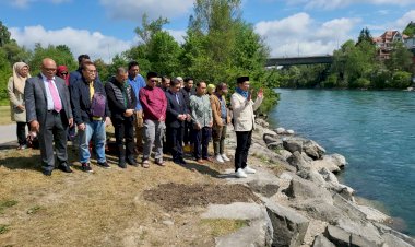 Ridwan Kamil dan Keluarga Sholat Ghaib di Pinggir Sungai Aaree