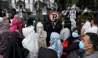 Warga Rela Antri Demi Ucapkan Belasungkawa untuk Ridwan Kamil