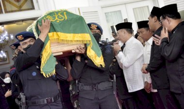 Ratusan Warga Iringi Jenazah Eril Menuju Permakaman Keluarga