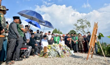 Ziarah ke Makam Eril, Habib Lutfi Tanya Soal Masjid Al-Mumtadz