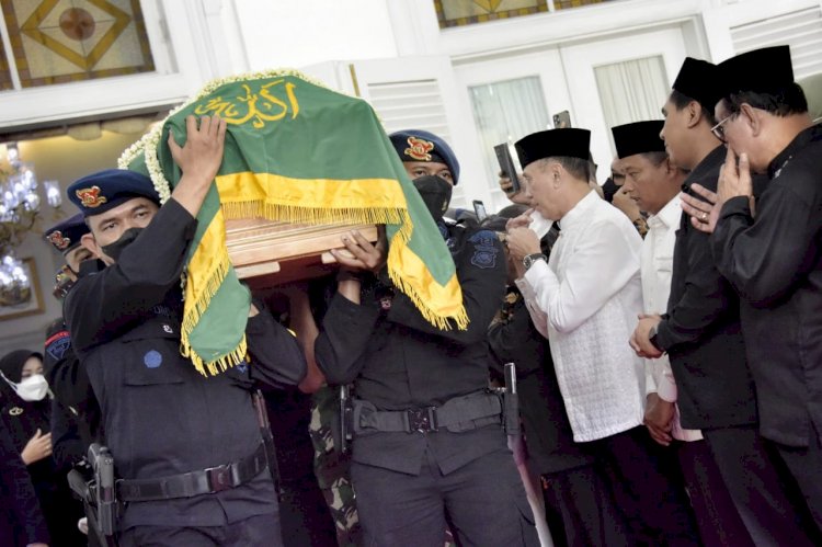 Ratusan Warga Iringi Jenazah Eril Menuju Permakaman Keluarga