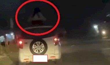 Bikin Merinding! Sosok Aneh Nangkring di Atap Mobil