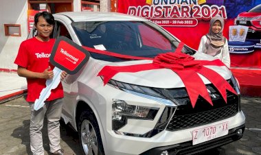 Tingkatkan Kinerja Outlet, Telkomsel Apresiasi Mobil Kepada Outlet di  Garut